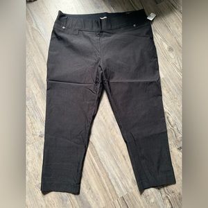 New with tags. Black crop pant.